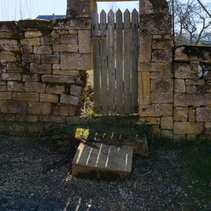 Porte en bois, mur de pierre et ombres  - Belgique  - collection de photos clin d'oeil, catégorie portes
